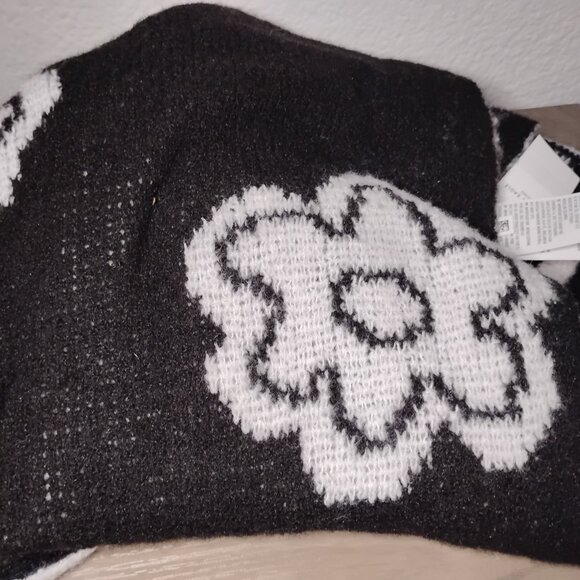 American Eagle black and white oversized flower chunky knit scarf reversible - Picture 5 of 7
